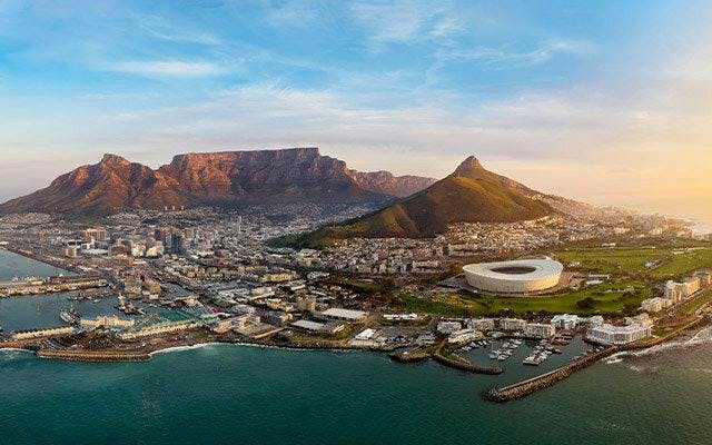 Cape Town, a metropolis wedged between the mountain and the sea