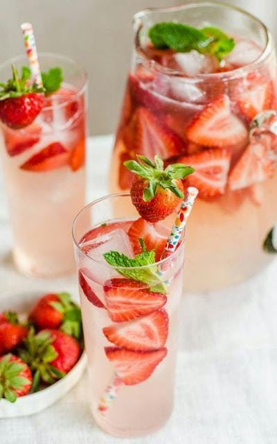 strawberry gin smash