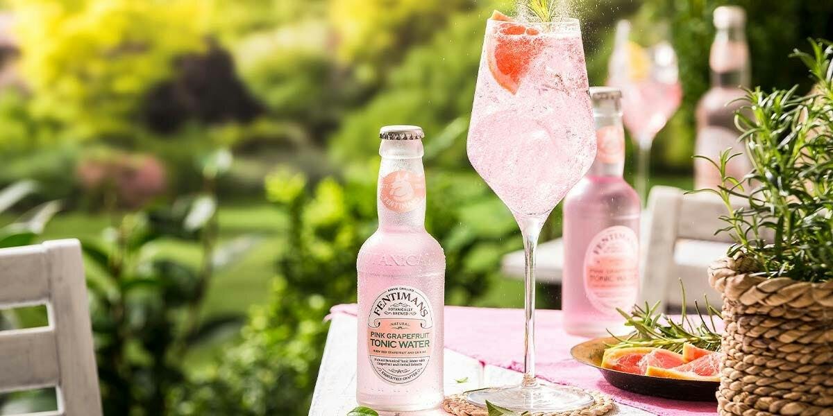 Treat yourself to a White Wine & Pink Grapefruit Gin Spritz this weekend!