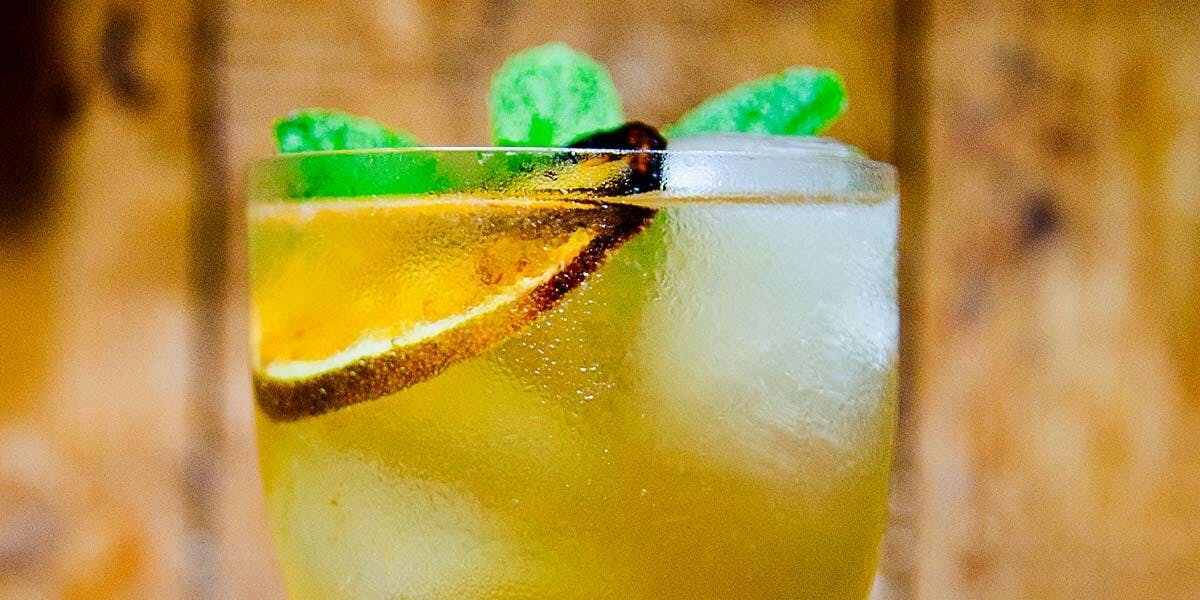 A pineapple and gin cocktail? Yum! Yes please! It's time for a Pineapple Collins! 