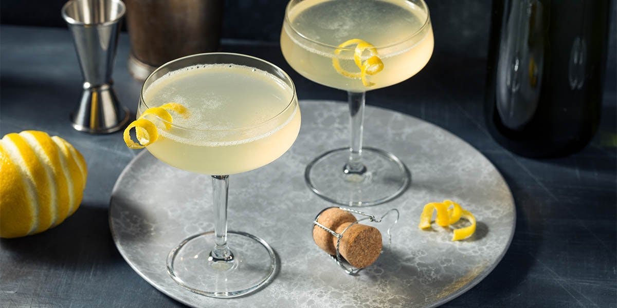 Mixing gin, prosecco, lemon juice and elderflower, this Noël 75 is a festive delight! 