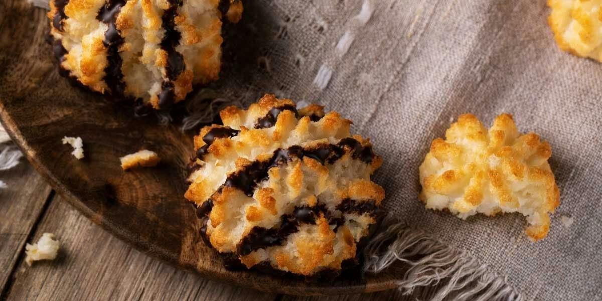 These easy-to-make coconut, chocolate and gin macaroons are delicious!