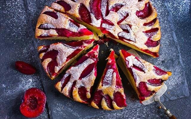 Sloe Gin-infused Plum Cake: get the recipe &gt;&gt;