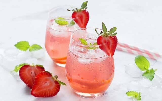 strawberry-cocktails-tumblers.jpg