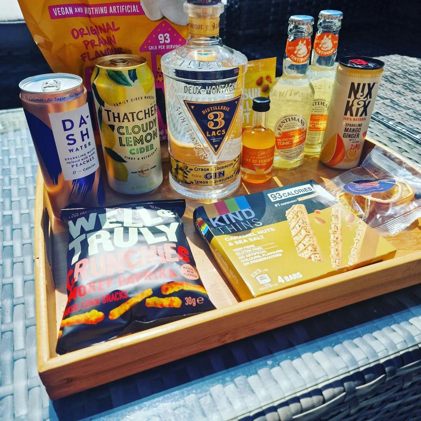 Distillerie 3 Lacs Lemon Sunflower Gin box contents on tray