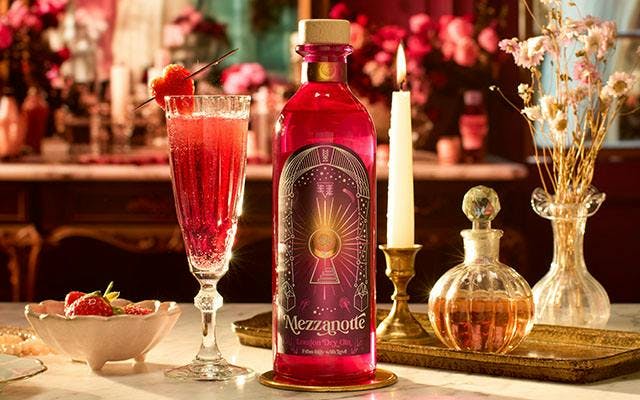 Gin Mezzanotte, the perfect gin for Valentine's Day