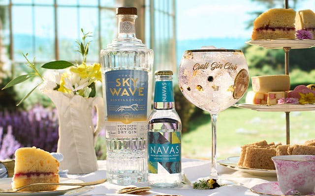 The perfect Sky Wave gin and tonic on a table with its ingredients: Sky Wave White Horse London Dry Gin and Navas Original Tonic Water