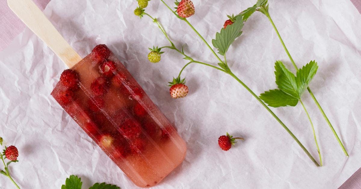 Make your summer with these gin and rhubarb ice lollies!