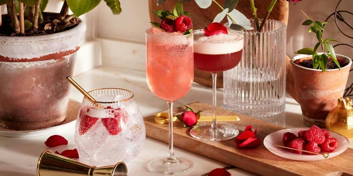 Limoncello, gin and fresh raspberries come together in this DELICIOUS sparkling cocktail recipe!