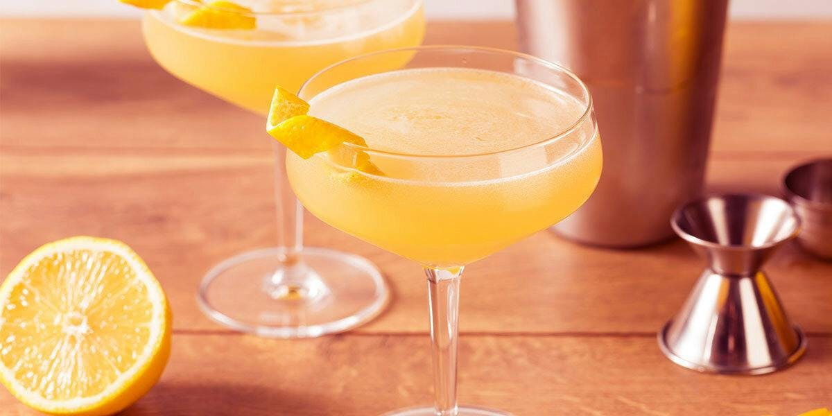 Gin, orange, lemon: this easy martini-style cocktail is bursting with sunny citrus flavours!