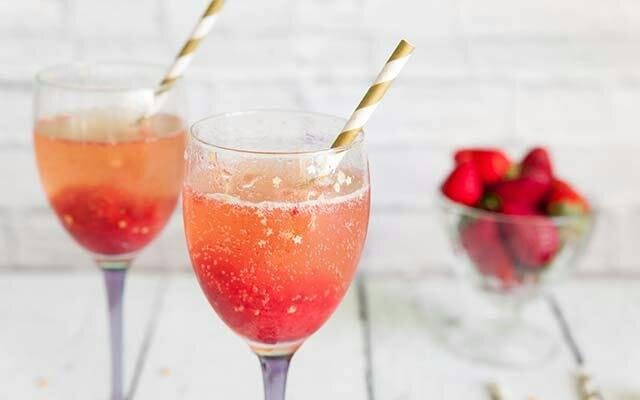 Sparkling gin and prosecco cocktails for Christmas and New Year’s Eve celebrations! &gt;&gt;