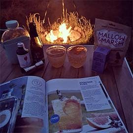 A couple of Highland Fling cocktails by the campfire - now THAT’s what we call a perfect summer evening, @lisa_w55!