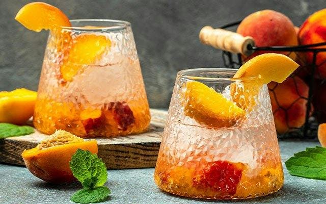Easy peach spritz gin cocktail recipe