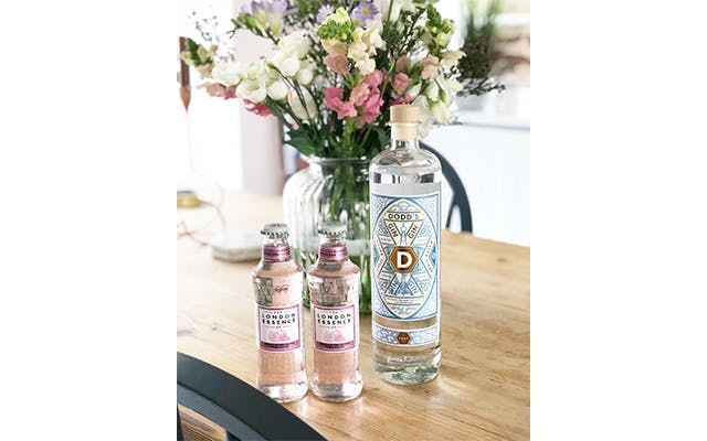 Our member Stephanie’s bloomin’ lovely display of her bottle of Dodd’s and London Essence Co tonic water gave us major Spring fever!
