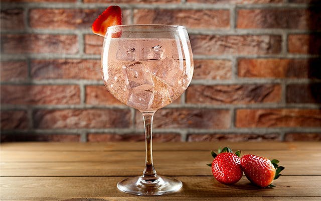 Strawberry-gin-tonic-copa-glass.jpg