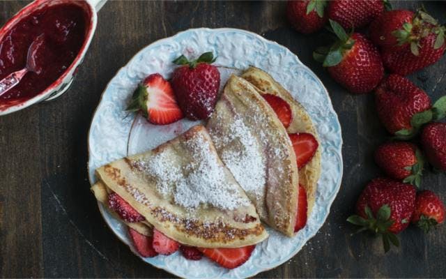 gin pancakes with strawberries and dusted icing sugar