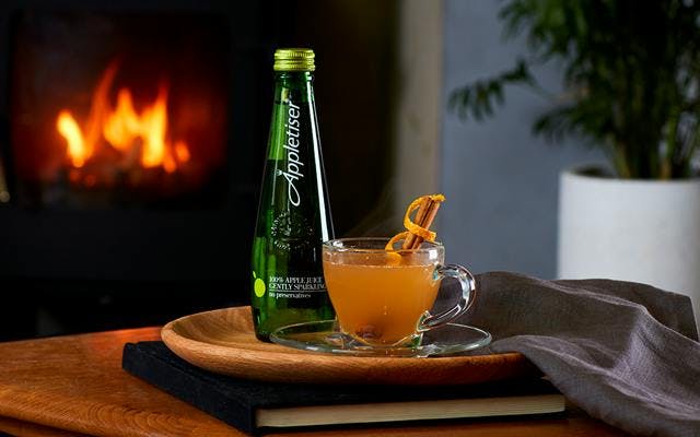 appletiser+mocktail+christmas+drink+with+fire +cinnnamon.png