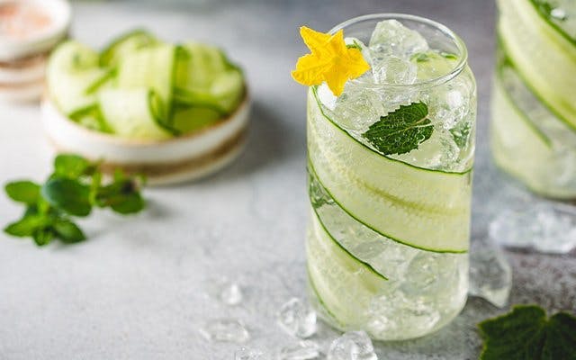 Low-calorie Elderflower Spritz cocktail recipe