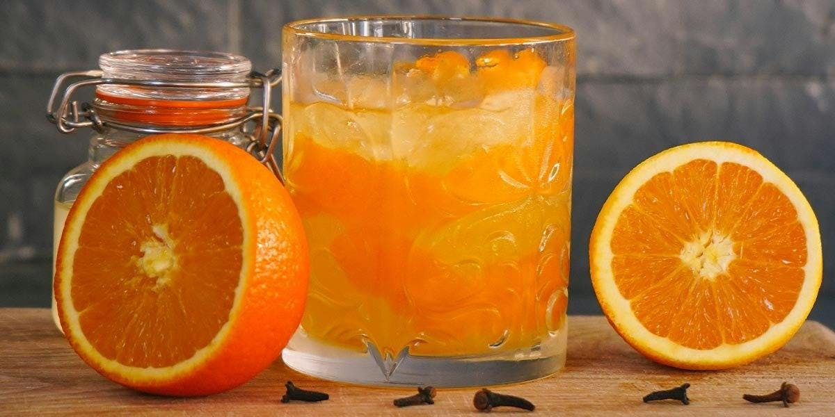 We are in love with this easy-peasy fresh orange juice and gin cocktail recipe! 