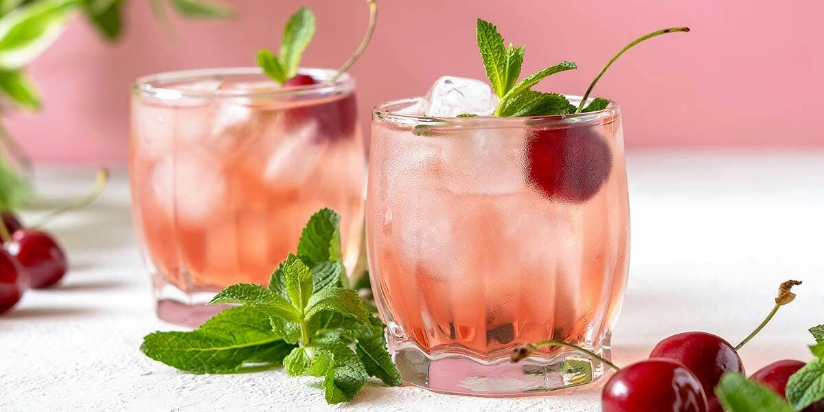 5 classic cocktail recipes that mix gin with Angostura Bitters! 