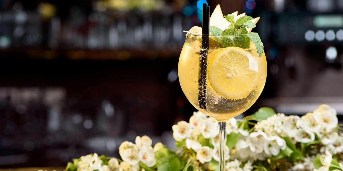 Apple juice, prosecco and gin: a summer cocktail that will make any occasion special