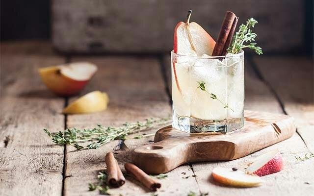 This spiced pear gin cocktail is all the flavours of autumn in a glass! &gt;&gt;