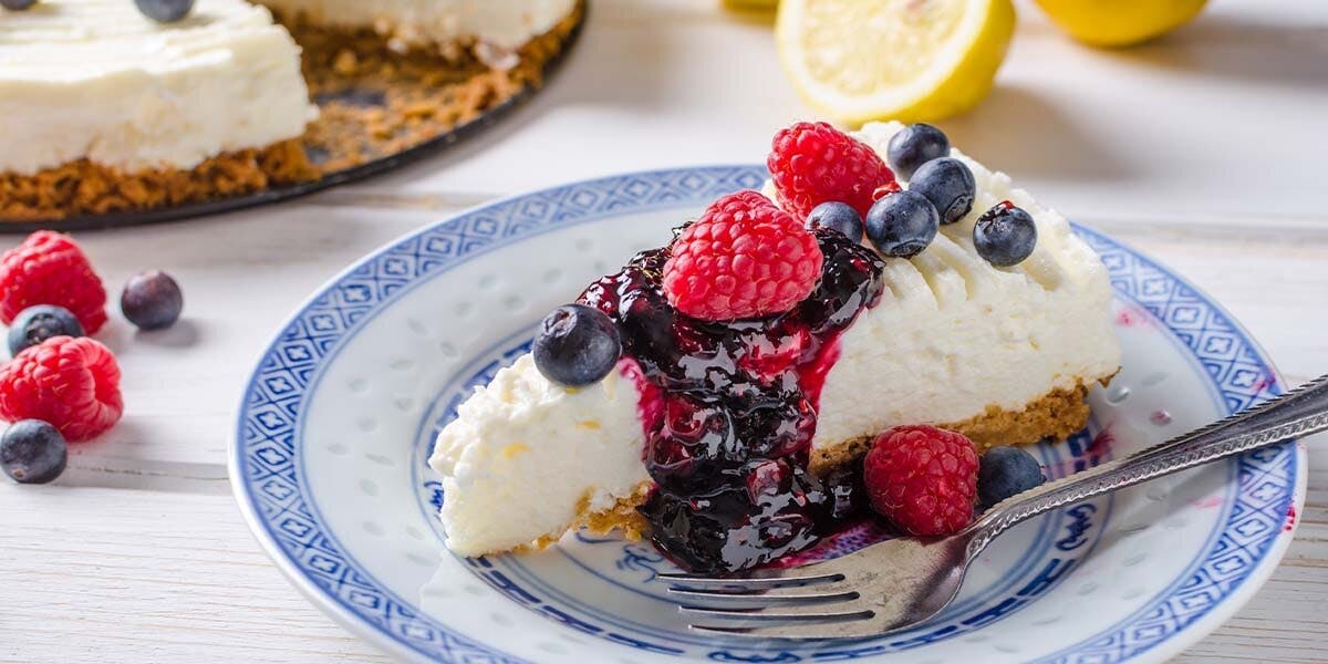 Easy-peasy Lemon & Elderflower Cheesecake with gin-spiked summer berry coulis! 