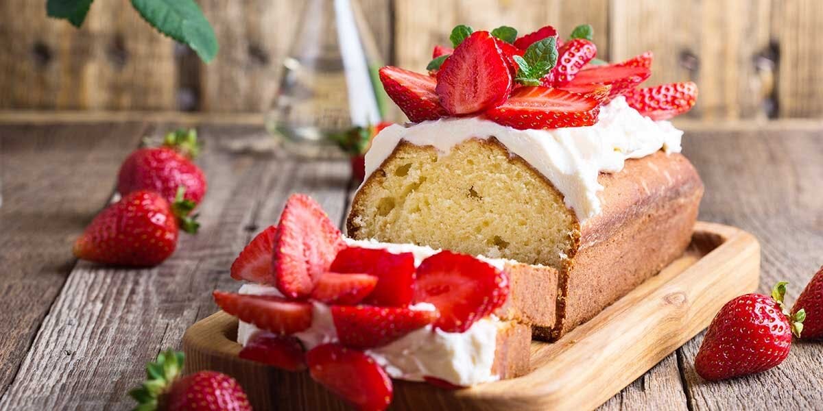 Gin & Lemon Pound Cake with strawberries and a mascarpone and cream cheese icing!