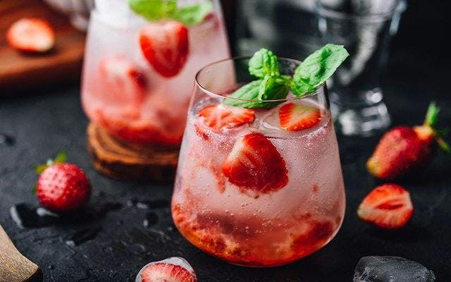 Strawberry gin with lemonade