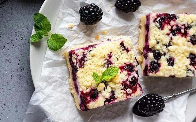 Boozy blackberry and apple cheesecake crumble slices! Get the recipe &gt;&gt;