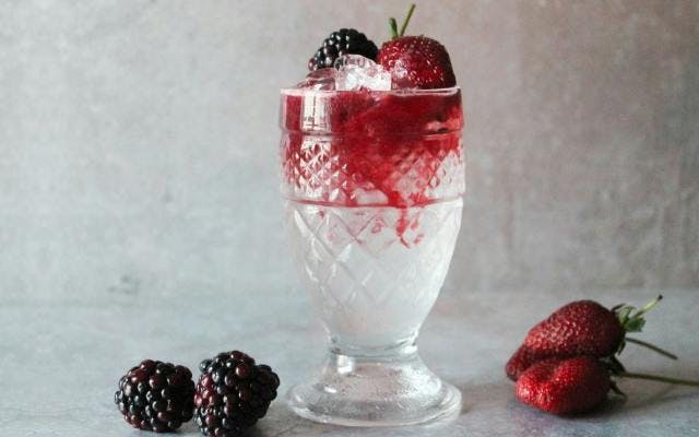 Berry bramble with berries to garnish