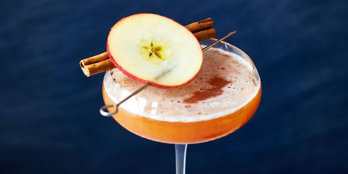This Apple & Cinnamon Gimlet captures all the flavours of our favourite autumn crumble in a glass!
