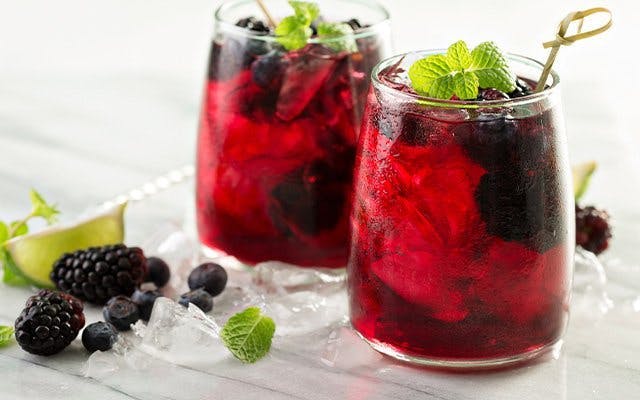 Blackberry and gin spritz cocktail recipe