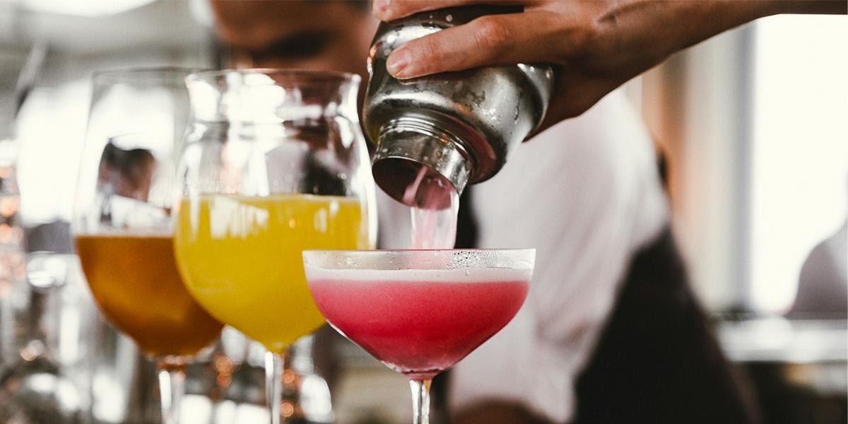 Cocktail shaking vs stirring: everything you need to know