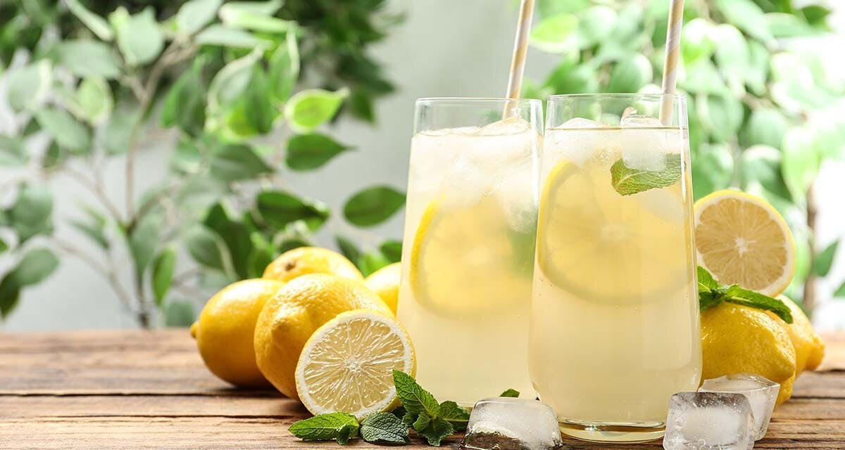 This easy Honey Lemon Highball cocktail recipe is SO refreshing!