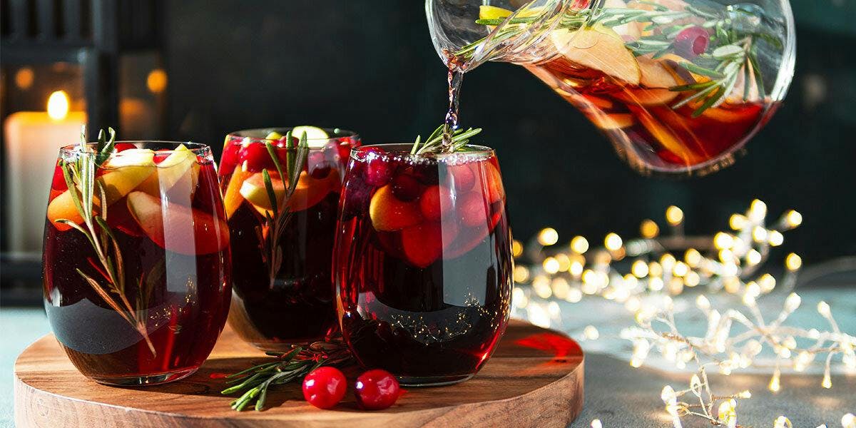 This cranberry & orange Christmas punch is just what we need for our festive get-togethers!