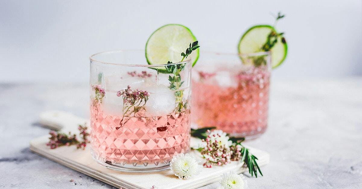 This classic pink raspberry, ginger ale and gin cocktail is utterly gorgeous! 