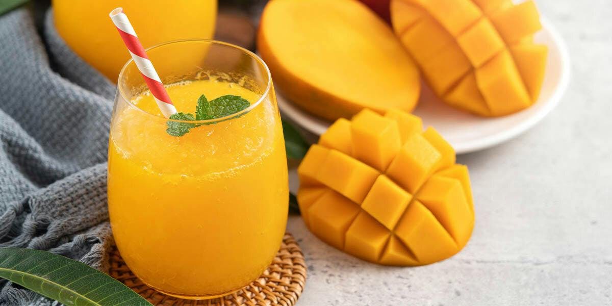 This mango, gin and lemongrass smoothie cocktail is our new favourite summer serve! 
