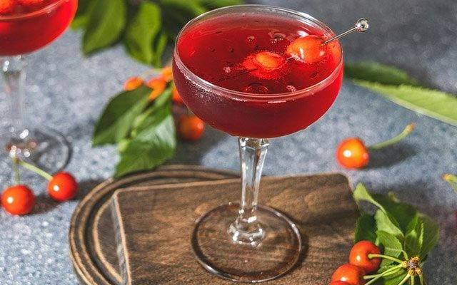 Gin and raspberry cocktail recipe with Schweppes