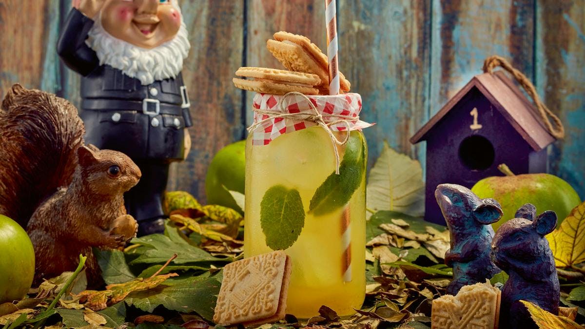 Garnish this autumnal cocktail with a custard cream! 