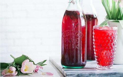 Sloe gin cocktail with crushed iced