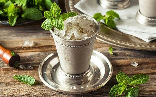 Mint Julep whiskey cocktail recipe