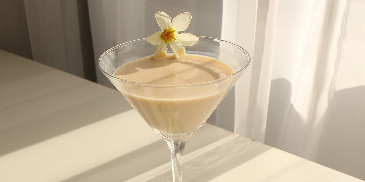 Amaretto, cream, lemon curd, vanilla and gin: is this the most perfect spring dessert cocktail ever?