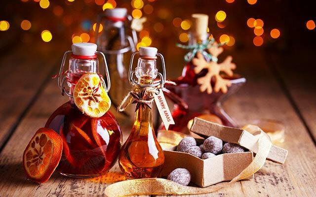 Make your own clementine gin liqueur for Christmas gifts! Get the recipe &gt;&gt;