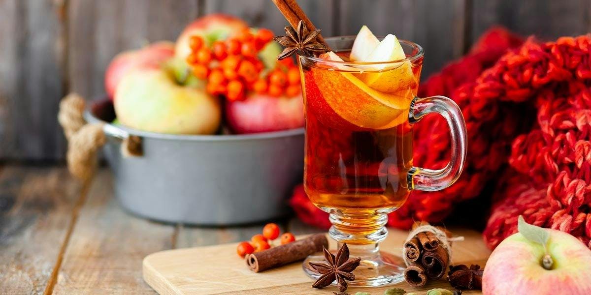 This gorgeous hot cocktail is made with gin, apple juice and mint tea!