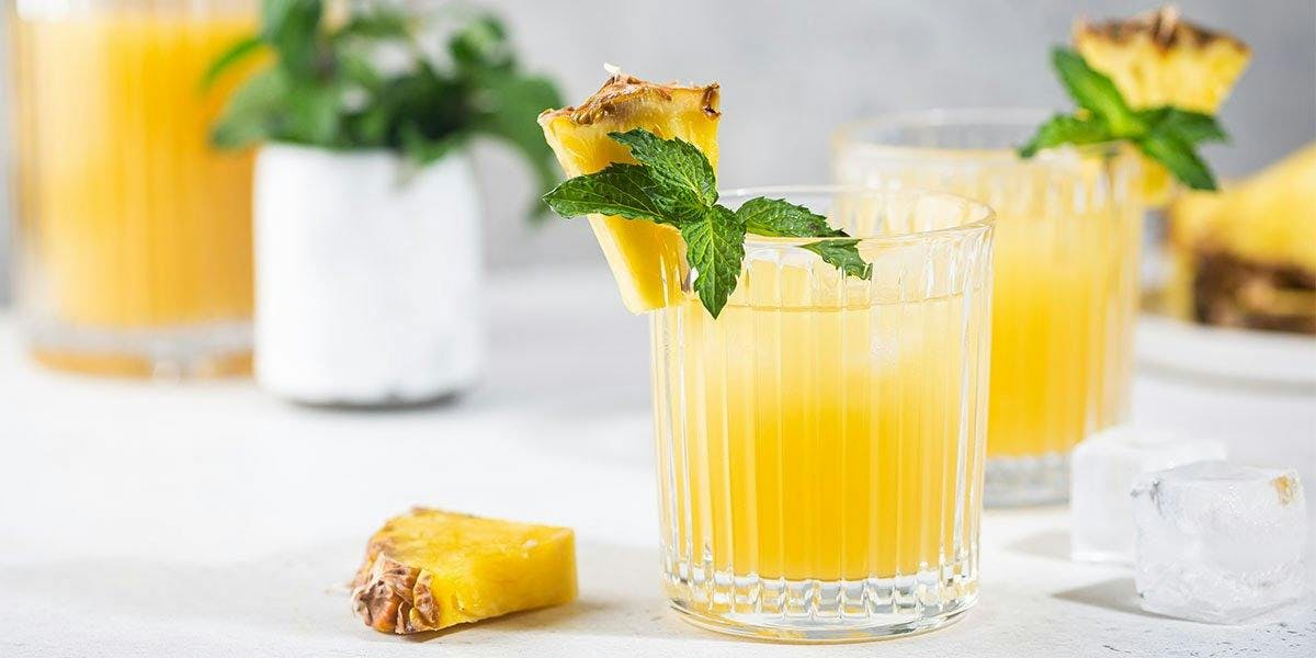 Gin & Tequila Pineapple Punch: this tropical summer cocktail is SO TASTY and perfect for sipping in the garden! 