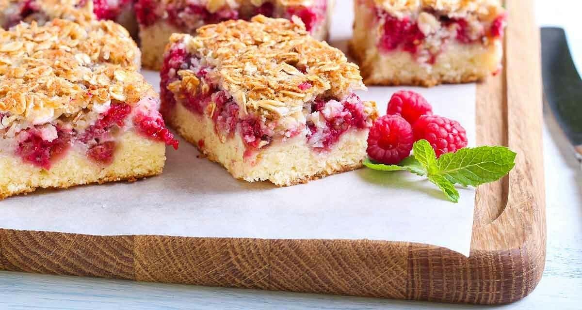 You need to try these gintastic boozy raspberry crumble bars!