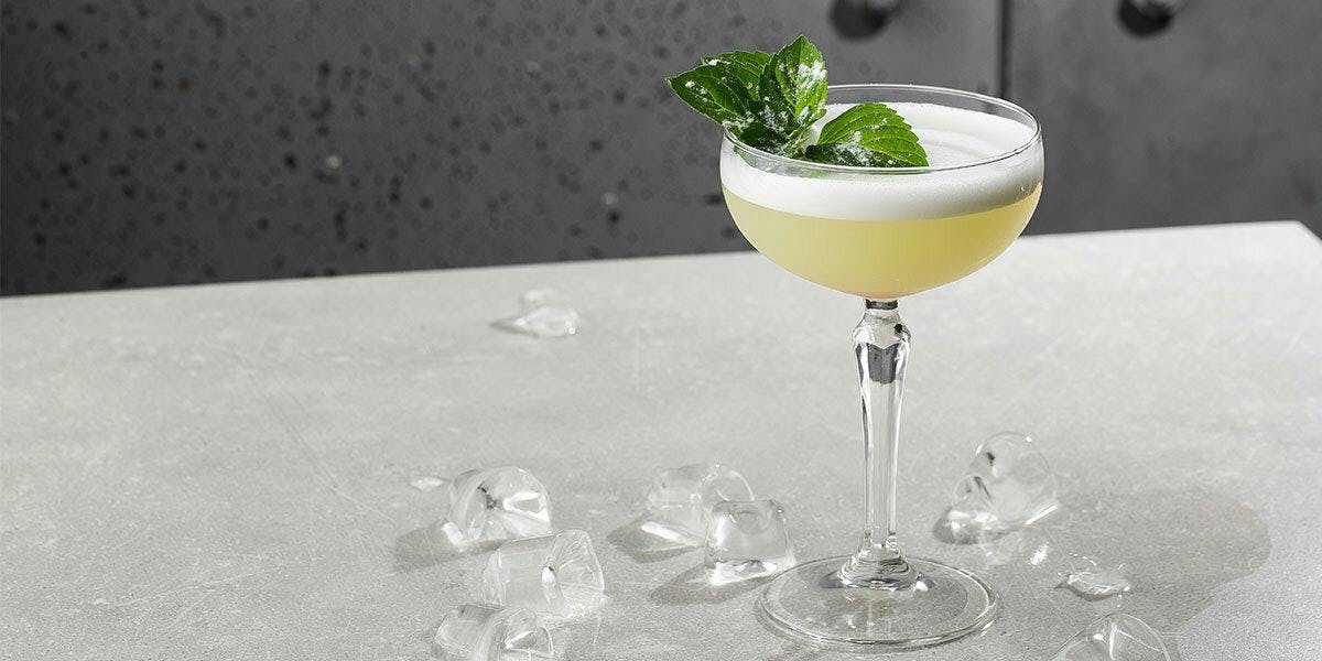 Bring a ray of sunshine into your day with this vibrant absinthe and gin cocktail recipe!