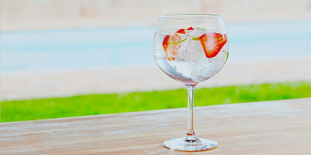 This strawberry and black pepper gin & tonic is the perfect drink for a sunny summer afternoon!