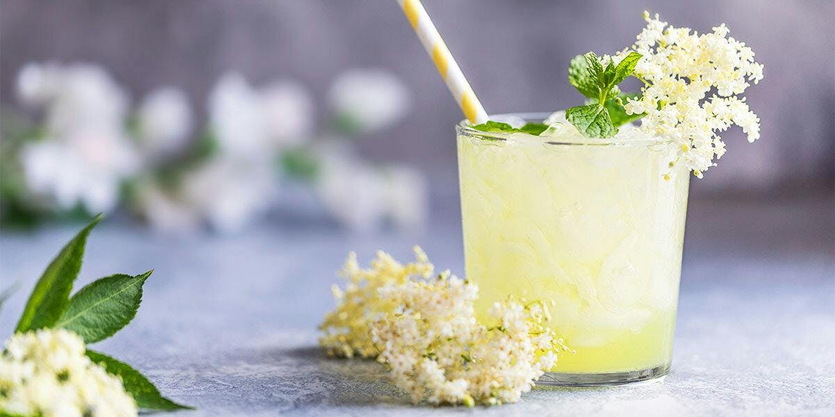 Elderflower, gin and lime: a refreshing spring cocktail you can make in moments!